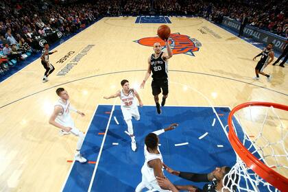 NUEVA YORK, NY 2 de enero: Manu Ginobili 20 de los Spurs de San Antonio dispara el balón durante el juego contra los Knicks de Nueva York el 2 de enero de 2018 en el Madison Square Garden en Nueva York, Nueva York