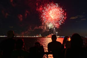 Nueva York celebró el fin de las restricciones con fuegos artificiales