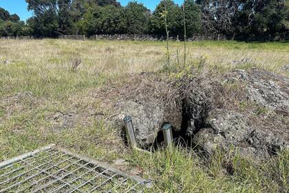 Las entradas de las cuevas apenas son visibles.