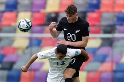 Nueva Zelanda le ganaba 2 a 0 a Uzbekistán, que lo igualó sobre el final y sumó su primer punto