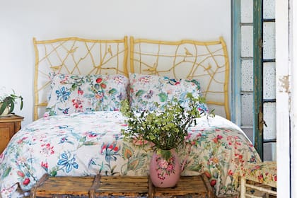 Nuevamente en el B&B Muchacha. Un respaldo delicado y romántico hecho por un artesano de Santiago del Estero a pedido de Ana Vidal. Muchas maderas claras tienen un tono dorado que es importante combinar armónicamente con las restantes del ambiente.