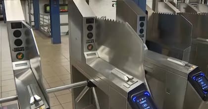 Nuevas aletas metálicas instaladas entre los molinetes para desalentar el salto y otras formas de evasión en el subte de Nueva York