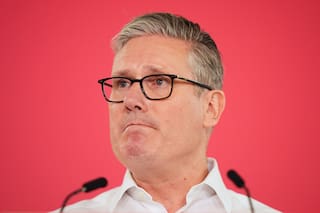 Cuatro renuncias en 24 horas empujan a Starmer al borde del colapso político