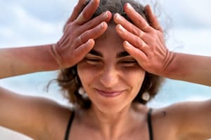 Por qué saltarse comidas o tener horarios de sueño irregulares puede ser un detonante de migraña