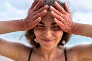 Por qué saltarse comidas o tener horarios de sueño irregulares puede ser un detonante de migraña