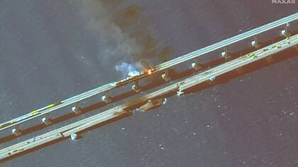 Nuevas imágenes de satélite tomadas por Maxar Technologies muestran humo y fuego tras la explosión en el puente de Crimea