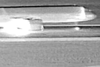 El momento en el que un avión atropella y mata a una persona mientras despegaba en el aeropuerto de Denver