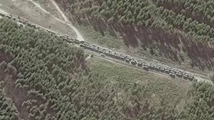 Nuevas imágenes satelitales revelan que un enorme convoy de tanques rusos se dirige a Kiev.