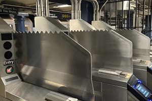 Púas, barreras y vigilancia: la nueva ofensiva de Nueva York contra los colados en el subte
