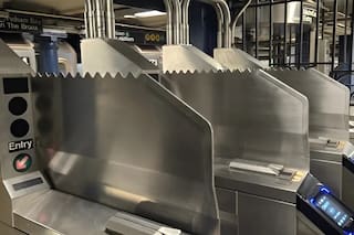Púas, barreras y vigilancia: la nueva ofensiva de Nueva York contra los colados en el subte