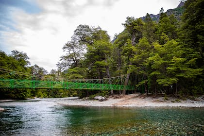 Nuevas pasarelas sobre el río Azul permiten acceder al área natural protegida