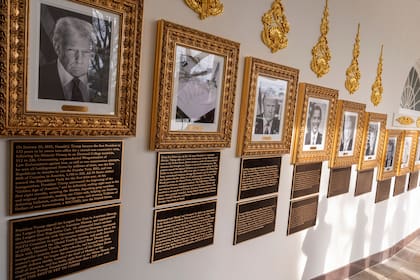 Nuevas placas con textos explicativos han sido colocadas debajo de los retratos de los presidentes en la Columnata de la Casa Blanca, el miércoles 17 de diciembre de 2025, en Washington.