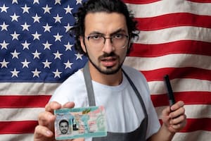 Entró en vigor hoy: cosmetólogos, barberos y contadores indocumentados ya no pueden renovar su licencia