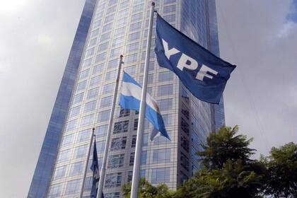 La bandera de la petrolera estatal argentina YPF en la sede de la compañía en Buenos Aires