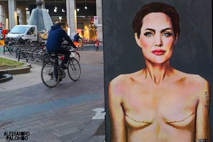 Nueve meses después, la pintura de Angelina Jolie "Love Yourself", realizada por Palombo como una campaña de lucha contra el cáncer de mama, fue removida de las calles de Milán