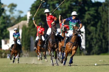 Nueve tantos anotó Camilo Castagnola en este caso; Pablo Mac Donough y compañeros reclaman contra una supuesta invasión de línea.