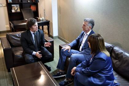 Nuevo escenario.Un sistema político en ebullición: Javier Milei junto a Mauricio Macri y Patricia Bullrich