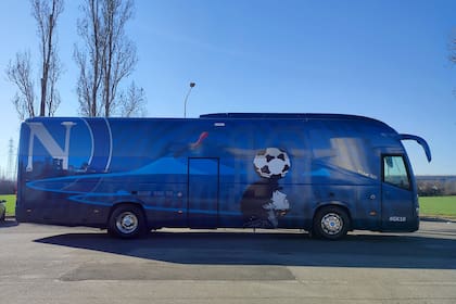 Nuevo micro del SSC Napoli con imágenes de Diego Maradona.