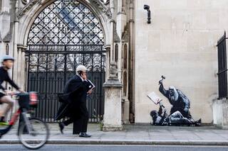 Nuevo mural de Banksy muestra a un juez golpeando a un manifestante, será retirado