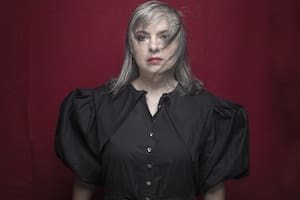 Nuevo premio para escritora Mariana Enriquez: la medalla José Donoso, de Chile