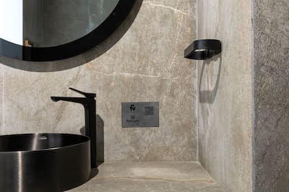 Nuevos accesorios Armonía: una propuesta funcional para acompañar cualquier configuración de baño. Aquí en su versión negro mate en el departamento 002, intervenido por Pía Magri.