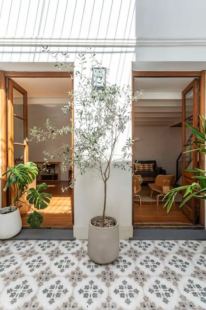 Nuevos calcáreos para el patio donde se mantienen las dos aberturas clásicas de los PH, pero cuyos ambientes se unieron.