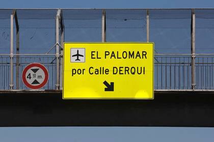 Nuevos carteles indican las salidas al Aeropuerto de el Palomar sobre la Av. Gral. Paz