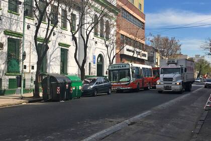 En César Díaz, entre Argerich y Helguera, en la puerta del colegio Quintino Bocayuva paran colectivos en doble fila y pasan camiones; la reducción de los carriles podría afectar la circulación