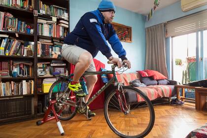 Alejandro Conterno se compró un rodillo para adaptar la bicicleta de calle y usarla como fija