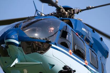 El jefe de la Policía Federal Argentina, piloteando un helicóptero