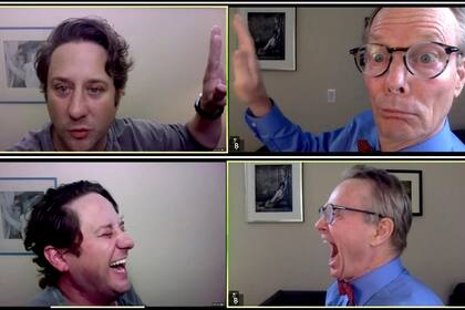 Los actores estadounidenses Christopher Fitzgerald y Bill Irwin , cada cual en sus pantallas, ensayan la obra de Irwin In-Zoom