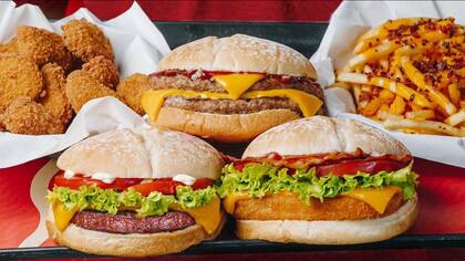 Nuggets, hamburguesas potentes, papas fritas con cheddar... grandes y chicos se tientan en Mostaza.