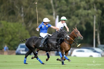 Número 3 contra número 3: Gonzalo Pieres (h.) y Barto Castagnola lanzados mano a mano en Windsor, donde no hubo público general ni estuvo Isabel II, que siempre acude a entregar su copa.