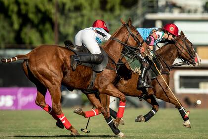 Número 3 contra número 3: Lavinia intenta trabar a Maitena Marré, la otra argentina que jugó por Italia.