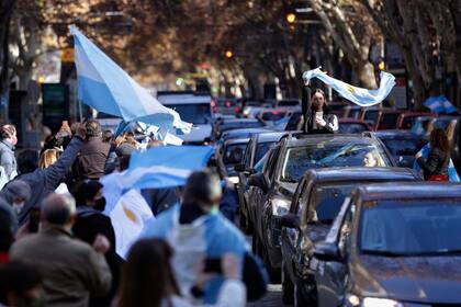 Numerosa caravana de automoviles por las calles de Mendoza para el banderazo federal 9J.