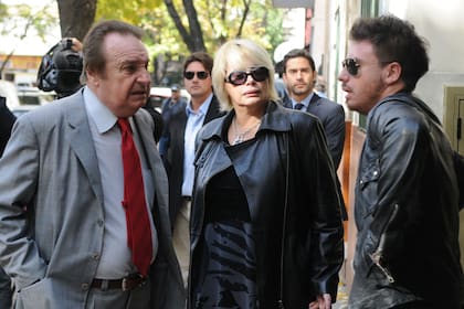 Numerosas figuras se acercaron a despedir a Rolo Puente, que falleció el 5 de mayo de 2011, a los 71 años; en la imagen, Santiago Bal, Carmen Barbieri y Federico Bal