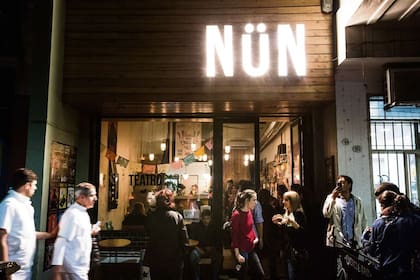 Nün, en Velasco 419, combina las artes escénicas con un bar para tomar algo