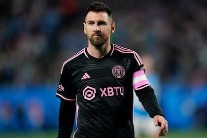 Nunca antes un jugador que no milita en un club de Europa recibió el Balón de Oro y Lionel Messi puede ser el primero