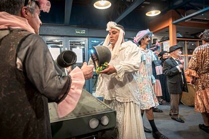 Nunca es tarde; algunos de los vecinos actores adultos jamás habían realizado una actividad artística