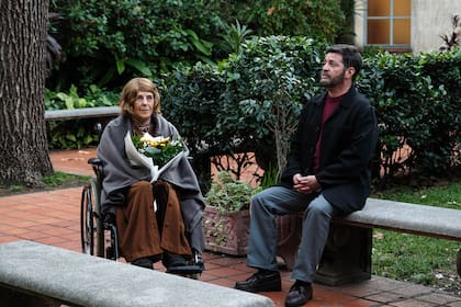 "Nunca había trabajado con Cristina ni me la había cruzado en ningún lado. Y es todo un lujo. Trabajamos mucho en el día a día con ella, que tiene una gran sabiduría para actuar… Era mirarnos y entendernos", cuenta sobre Banegas, quien interpreta a Yiya Murano en su vejez