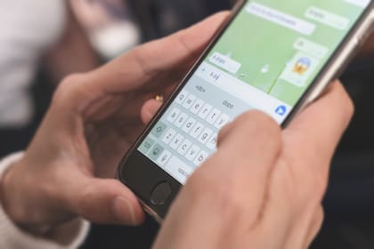 Nunca hay que compartir ningún código que tengamos o nos llegue a WhatsApp con un desconocido; y siempre hay que tener activo el doble factor de autenticación, que agrega una clave secreta al sistema