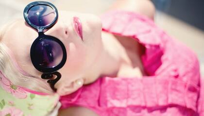 Nunca se debe exponer la visión a la luz solar directa sin la protección adecuada de anteojos certificados contra los rayos ultravioletas.