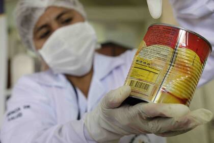 Nunca se deben consumir alimentos que provengan de latas abolladas, agrietadas o con fugas