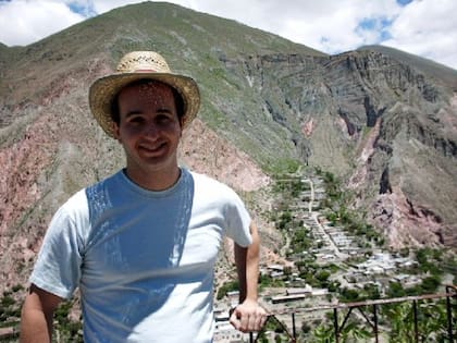 "Nunca se me había cruzado la cabeza irme al exterior a buscar mi futuro, ni siquiera me interesaba viajar. A ese nivel”, dice Eduardo, quien tras su experiencia de vivir en el exterior, regresó a la Argentina y recorrió sus paisajes (foto en Salta).