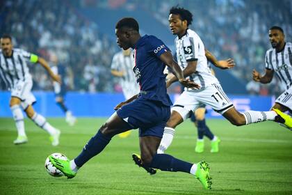 Nuno Mendes cubre la pelota con el cuerpo ante la presión de Juan Guillermo Cuadrado. Juventus no puede jugar cómodo en el Parque de los Príncipes