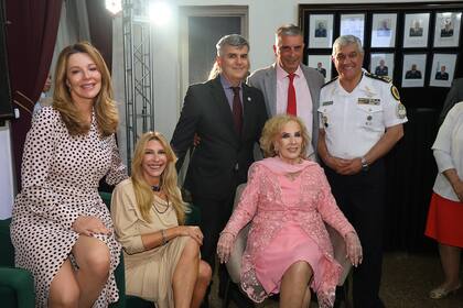 Nunzia Locatelli, Amalia Amoedo y Mirtha Legrand junto al Dr. Pablo Farina, director médico del Hospital Churruca Visca, el sudirector médico del Churruca Visca, Dr. Marcelo Rondina, y el jefe de la Policía Federal Argentina, comisario general Luis Alejandro Rolle