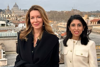 Nunzia Locatelli y Cintia Suárez, ayer en el Vaticano, autoras de "Mama Antula. La primera santa de Argentina" (Catarsis)
