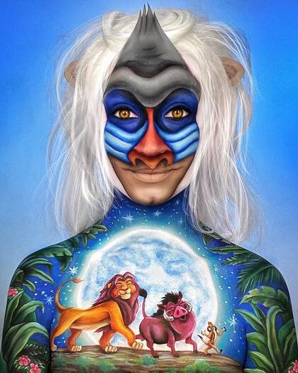 Nuria Adraos bajo uno de sus últimos diseños, sobre la película El rey león