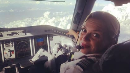 Nuria Estébez es piloto de Austral. Para financiarse la carrera trabajó en un supermercado y luego realizó trabajos ad honorem con el objetivo de juntar experiencia