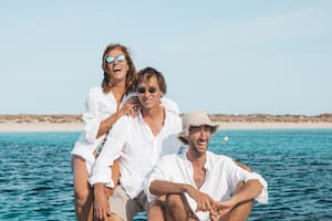 Nuria, Marcelo y Agustín dejaron la Argentina y tras una crisis laboral se reinventaron con una empresa de charter turístico